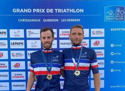 Thibaut et Cyril posant devant le Grand prix de Triathlon 2020 en tant que vainceur
