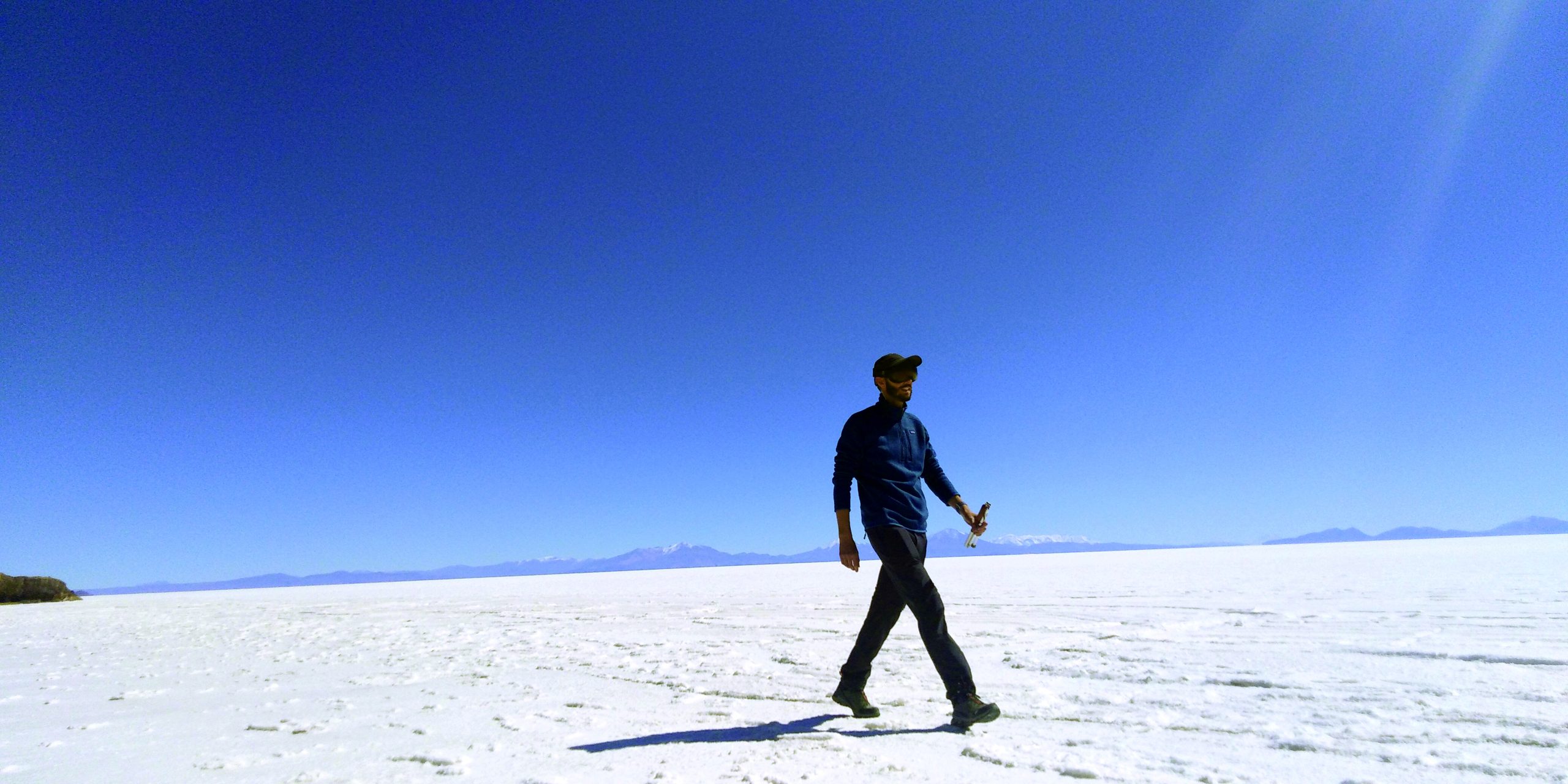 Alban Tessier traversant à pied le salar d’Uyuni en Bolivie, seul et en toute autonomie.