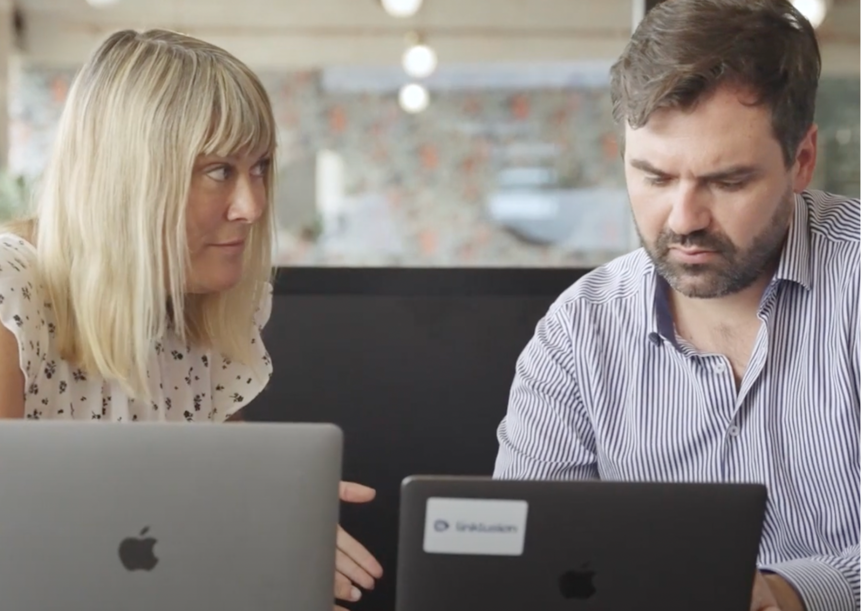 Deux personnes de l'équipe de Linklusion travaillent ensemble sur leurs projets pour accompagner les TIH (Travailleurs indépendants handicapés).