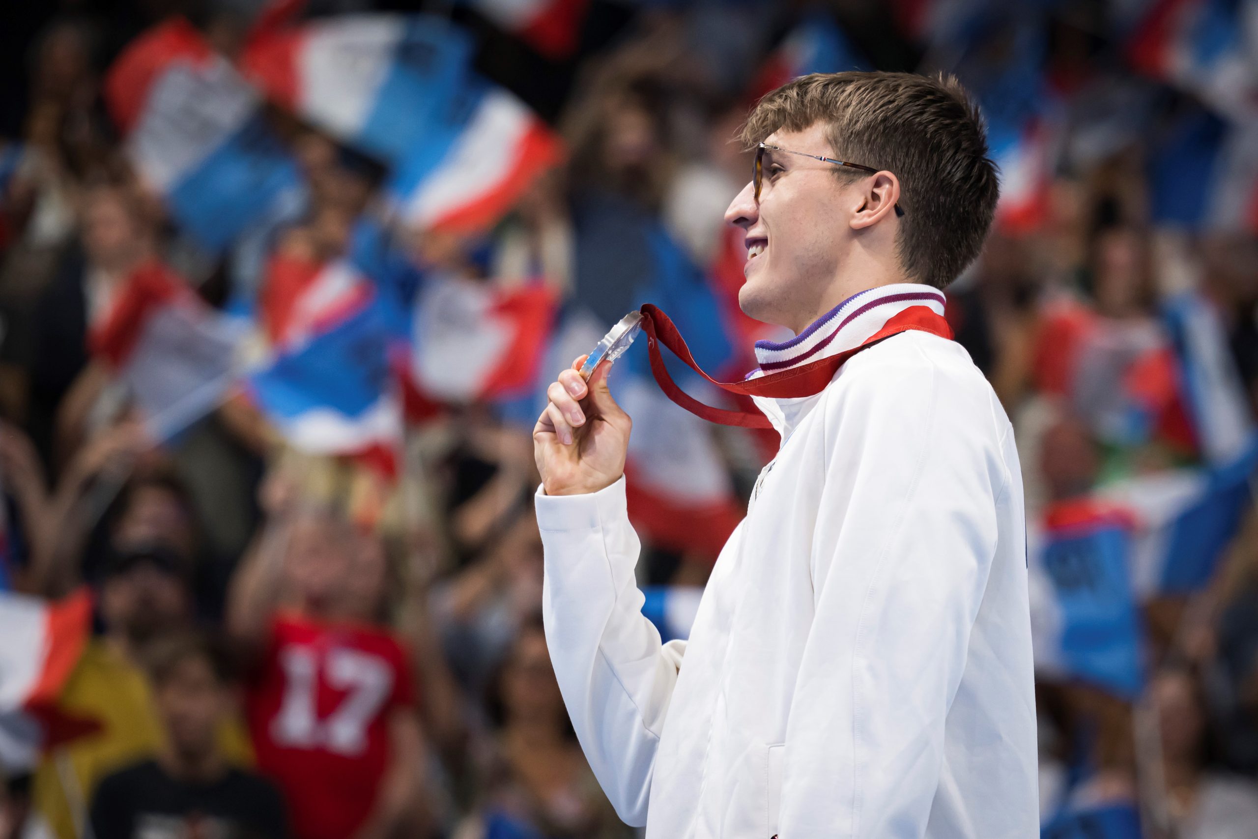Photo d'Alex Portal posant avec sa médaille d'argent lors des Jeux paralympiques de Paris 2024.